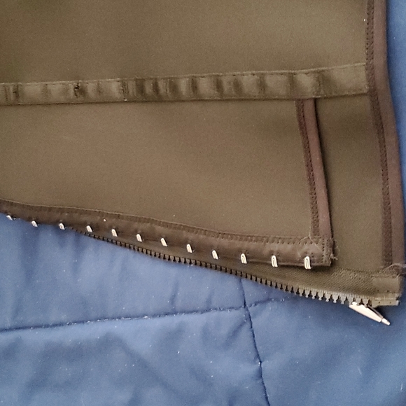 WOOMENS PLUS SIZE PRE-OWNED UNDER SHIRT ZIP UP GURDLE. - Picture 3 of 7